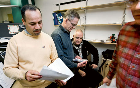 I de trånga lokalerna i Sollentuna handskas varje delgivningsman med 300 ärenden i taget. Från vänster Salah Boudiaf, Kalle Rollman, Peter Bäverfalk och Per-Olof Hallenberg.