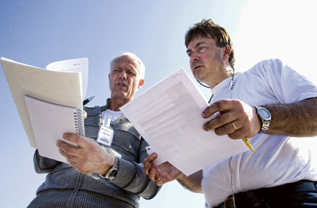 Inspektören Jörgen Åberg och Trafikverkets Dick Rydås.<br> Foto: SIV ÖBERG